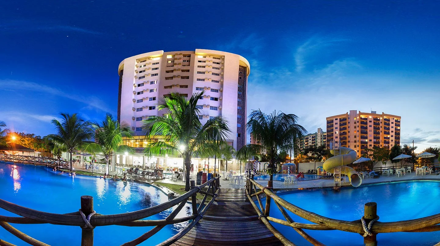 Hotel Le Jardin Caldas Novas à noite com piscinas